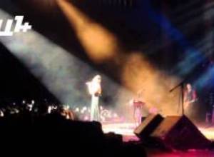 #ElectricBeth պաստառ՝ Բեթ Հարթի համերգին