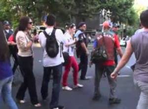 Ցուցարարները փակել են փողոցը՝ նստել գետնին
