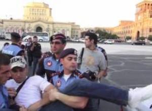 Ոստիկանները հեռացրեցին հրապարակի կենտրոնից