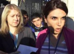 Երիտասարդները ԵՄ շենքի առջեւ այրեցին նույնասեռականնների դրոշը