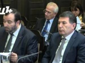 Վարչապետը հորդորում է նախարարներին չհեռանալ հետեւի մուտքերով