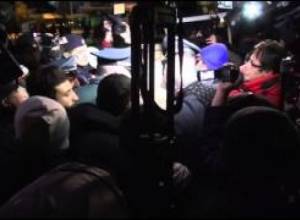 Հրմշտոց ոստիկանների եւ ցուցարարների միջեւ