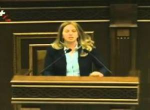 Զարուհի Փոստանջյանը մեղադրեց Արմեն Կարապետյանին