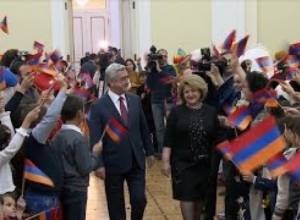 Երեխաները ողջունեցին տեր և տիկին Սարգսյաններին