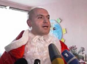 Նախարարը՝ Ձմեռ պապի դերում