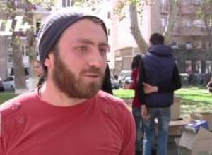 Քաղաքացիները փորձում են թիկունքից օգնել