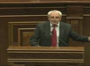 Արամ Մանուկյանը առաջարկում է հանել պաստառները