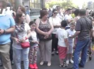 Քաղաքացիները շարքեր են կազմել  փողոցում