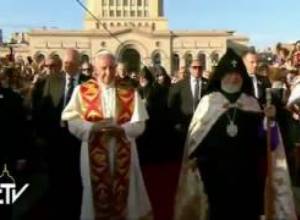 Հռոմի Պապը համբուրում և օրհնում է մանուկներին