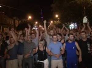 Երթը մոտենում է Խորենացի փողոց