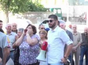 Դատարանի դիմաց վանկարկում են.