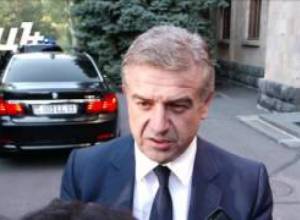 Կարեն Կարապետյանը պատասխանում է լրագրողների հարցերին