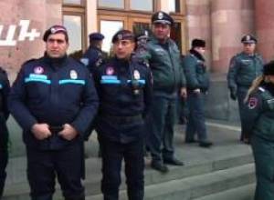 Կառավարությունը կրկին մարդաշատ էր