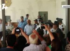 Արայիկ Խանդոյանը գլխապտույտ ունի, դանդաղ է խոսում. պաշտպան