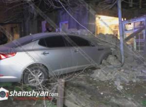 Водитель, находящийся в высшей степени опьянения, врезался в дом – госпитализированы дети