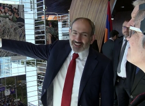Փաշինյանը մասնակցեց թավշյա հեղափոխության նվիրված ցուցահանդեսին