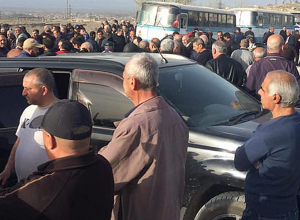 Около 1200 сотрудников «Араратцемента» перекрыли дорогу, ведущую на завод: Tert.am