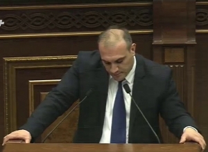 Պատգամավորը ներողություն է խնդրում Աժ նիստը ունկնդրողներից, դահլիճում տեղի ունեցած վեճի համար