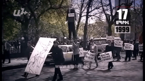 Календарь: 17-е апреля: на улицах Еревана хотят сжечь чучело президента Клинтона