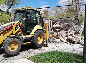 Yerevan City Hall dismantles defunct café in the Circle Park