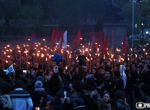 Традиционное факельное шествие движется в направлении Цицернакаберда