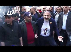 Փաշինյանը խորոված է անում քաղաքացիների հետ