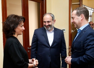 Armenian PM receives Russia’s Medvedev at his house