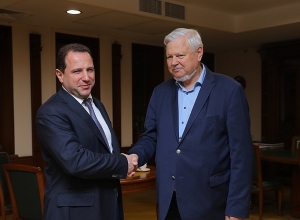 Министр обороны Армении принял Анджея Каспршика