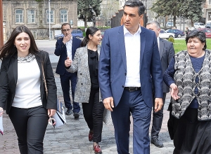 Արման Թաթոյանն առանձնազրույցներ է ունեցել նաև բնակիչների հետ