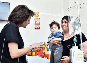 Анна Акопян посетила малышей, получающих лечение в клинике детской гематологии и онкологии