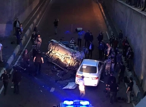 На улице Сараландж в Ереване машина упала с высоты 20 метров