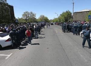 Бутылки убрали из зала, скорая помощь тоже приехала зря