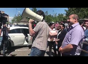 Քոչարյանի աջակիցները հարսի՝Սիրուշոյի երգերն են լսում դատարանի դիմաց