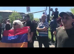 Քոչարյանի ընդդիմադիրները «Զարթնիր, լաո»- ն են լսում դատարանի դիմաց