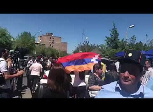 Гаспари разрешили войти в суд, но он не остался