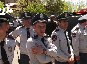 Ինչ էր կատարվում դատարանի բակում, երբ դատարանում Քոչարյանի դատն էր