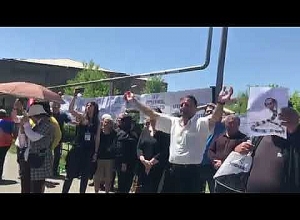 Երգը աջակիցներից, պարը ընդդիմադիրներից