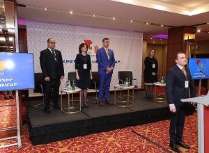 Ներկա իշխանությունները հասարակության կողմից ընդունվել էին որպես մերժված իշխանության հմուտ քննադատ. Ա. Ղազինյան