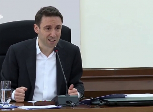 Ցավում եմ ձեր ուղեղի տրամաչափի համար, խղճում եմ ձեզ.