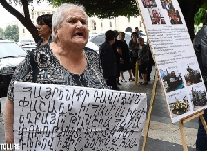 Граждане со своими проблемами собрались напротив здания Правительства