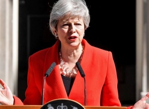 Theresa May announces her resignation