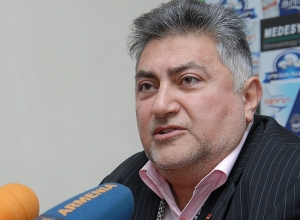 Հակասությունը ոչ թե Հայաստան-Արցախի միջև է, այլ Երեւան-Ստեփանակերտ վերնախավերի. Արա Պապյան