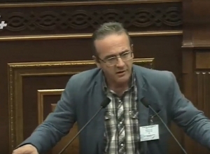 Людей не должны преследовать за их политические взгляды: Артур Сакунц