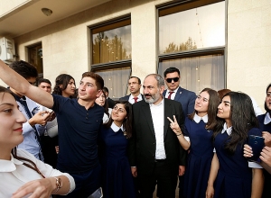 Премьер принял выпускников на правительственной даче: Прямой эфир