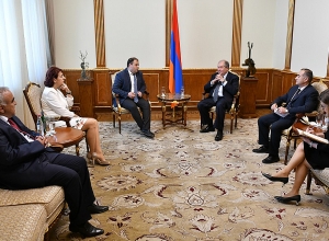 Armen Sarkissian meets with Heritage Party leadership