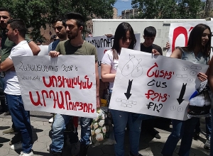 «Ահազանգ»-ի անդամները  հին հագուստներ լցրեցին ԱԺ դարպասների դիմաց և հեռացան