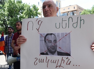 «Грайр, уходи»: Группа граждан требуют отставки председателя КС