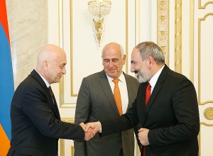 Премьер-министр Армении принял председателя ВАБС Перча Седракяна