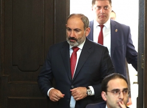 Սև շորերի հարցը լուծել, ծաղկավոր  «բաբոչկաները» կապել. Փաշինյան