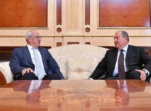 Армен Саркисян принял председателя ВАБС Перча Седракяна